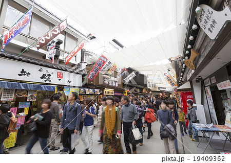 厳島神社参道の商店街 19409362