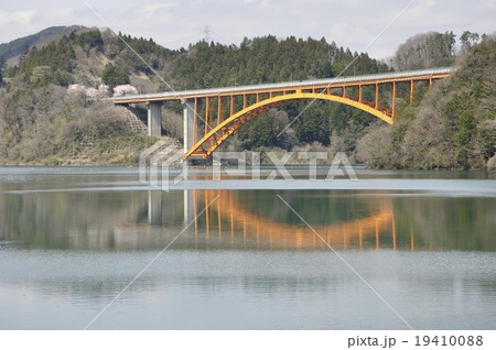 宮ヶ瀬湖の虹の大橋 19410088