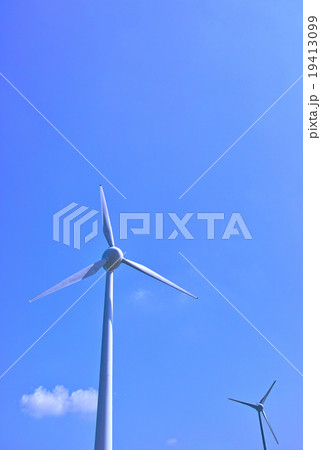 宮古島　西平安名岬の風力発電の風車 19413099