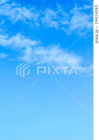空　巻雲　筋雲　すじ雲　コピースペース　明るい空　冬の空　空画像素材　背景素材 19414085