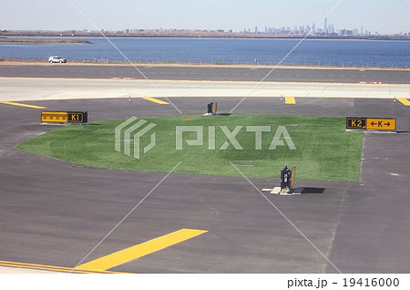 アメリカ、ニューヨークJFK国際空港の滑走路と誘導路の標識の写真素材