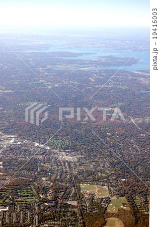 紅葉を迎えたアメリカ、ニューヨーク市郊外の住宅地 19416003