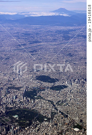 快晴の墨田区上空から一望する東京都心、神奈川西部と富士山のパノラマ 19416818