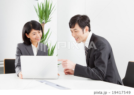 ビジネス 会議室で女性に説明する男性 ビジネス 会議室で女性に説明する男性 19417549