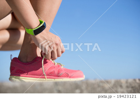 sport woman wearing smart watch sport woman wearing smart watch 19423121