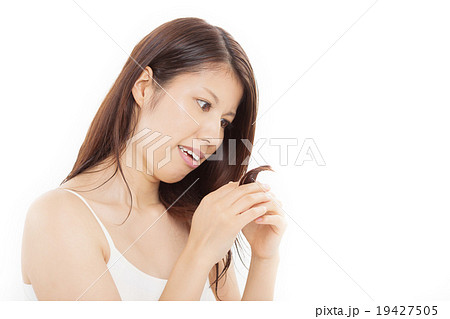 ヘアケアするミドルの女性 19427505