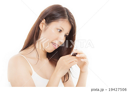 ヘアケアするミドルの女性 ヘアケアするミドルの女性 19427506