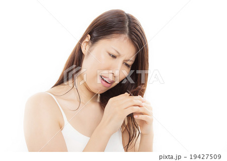 ヘアケアするミドルの女性 19427509
