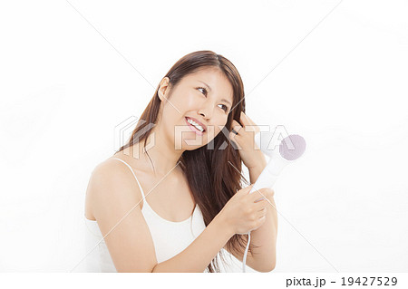 ヘアケアするミドルの女性 19427529