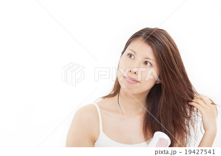 ヘアケアするミドルの女性 19427541