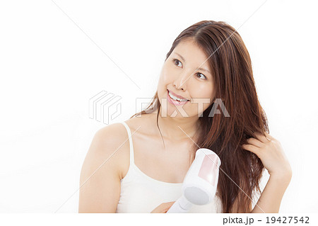 ヘアケアするミドルの女性 19427542