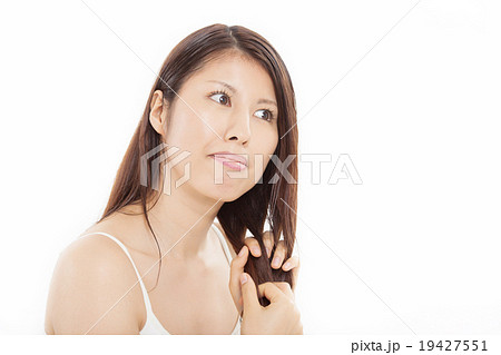 ヘアケアするミドルの女性 19427551