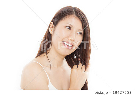 ヘアケアするミドルの女性 19427553