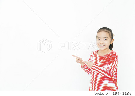 指差し女の子　指差す女の子　小学生 19441136