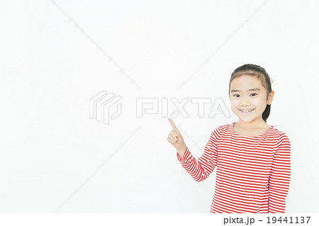 指差し女の子 指差す女の子 小学生 指差し女の子 指差す女の子 小学生 19441137