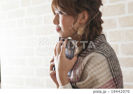 若い女性のポートレート 19442070