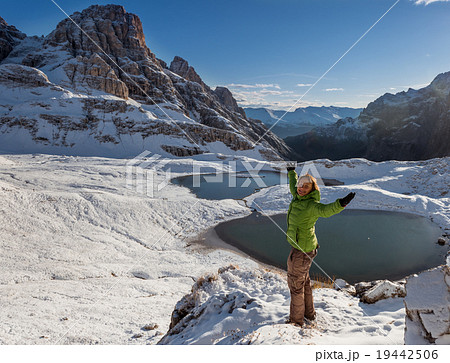 woman hiker on mountain trail  19442506