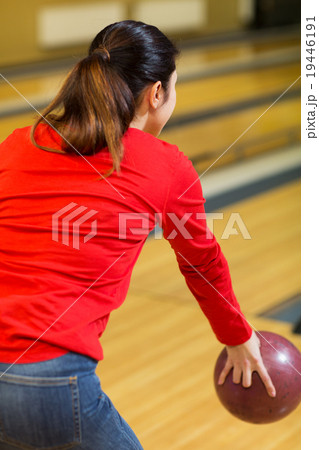 close up of woman throwing ball in bowling club 19446191