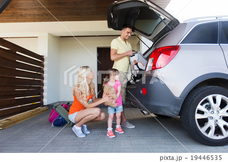 happy family packing things to car at home parking happy family packing things to car at home parking 19446535