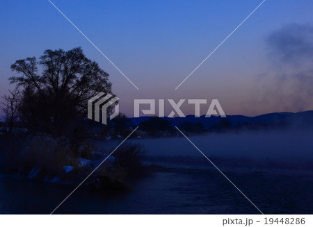 北上川の冬景色 19448286