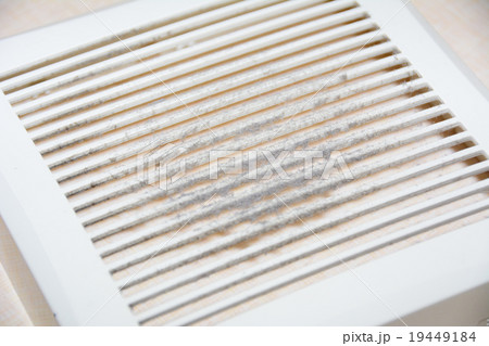 汚れた室内換気扇カバー 19449184
