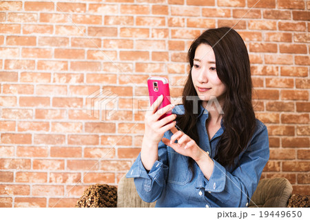 スマホを持つ女性 スマホを持つ女性 19449650