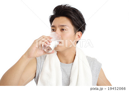 ミネラルウォーターを飲む男性 19452066
