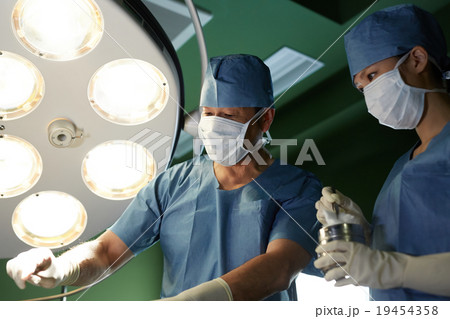 手術中の医療スタッフ 19454358