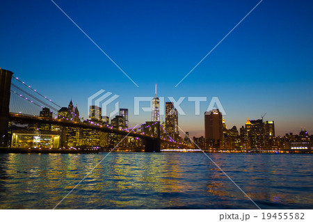 Manhattan Bridge and Manhattan skyline at night, N 19455582