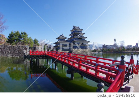信州 国宝松本城 内堀にかかる埋橋 超広角横 信州 国宝松本城 内堀にかかる埋橋 超広角横 19456810