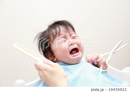 ヘアーカット 散髪 赤ちゃん ライフスタイル スタイリング 美容 ビューティー 泣く 涙 の写真素材