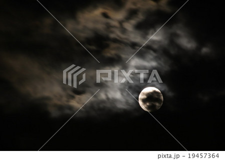 Full moon in the cloud  19457364