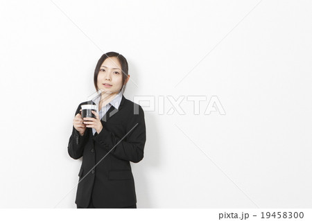 休憩中のビジネスウーマン 19458300