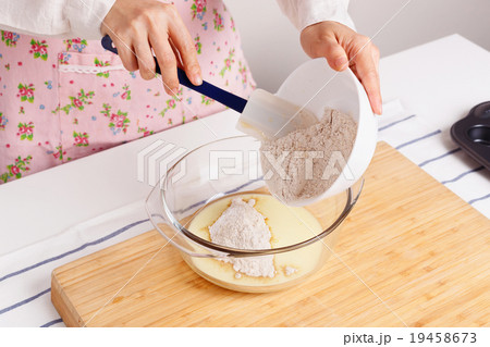 Baking muffin mixing flour and ground flaxseed 19458673