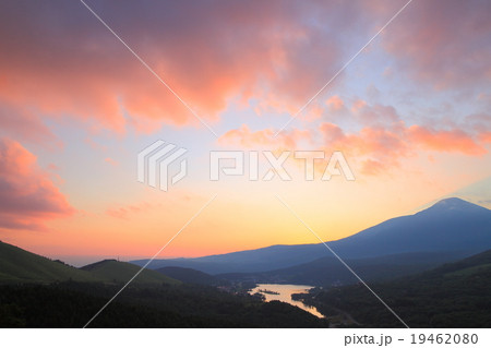 白樺湖の朝焼けの写真素材 [19462080] - PIXTA