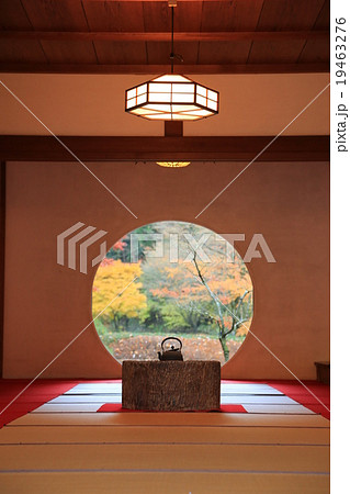鎌倉 明月院の丸窓 鎌倉 明月院の丸窓 19463276