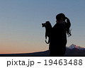 撮影する女性と斜里岳 19463488