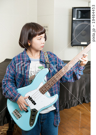 ベースギターを弾く女の子の写真素材