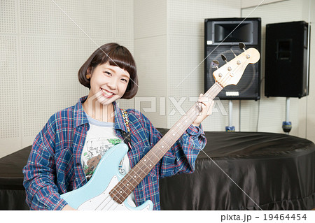 ベースギターを持つ女の子の写真素材