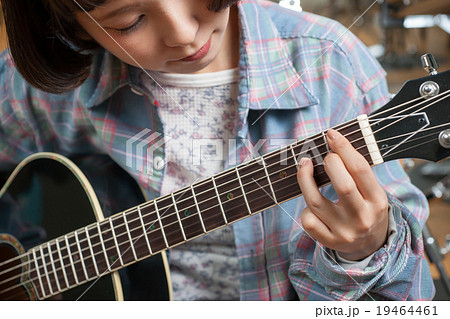 アコースティックギターを弾く女の子の写真素材
