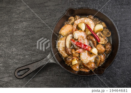 えびのアヒージョ (ajillo)Shrimp with garlic and olive oil えびのアヒージョ (ajillo)Shrimp with garlic and olive oil 19464681
