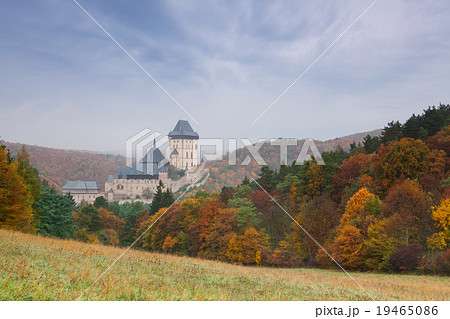 Autumn scenery with Karlstejn Castle 19465086