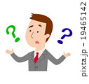 クエスチョンマークを掲げるビジネスマン はてな 19465142