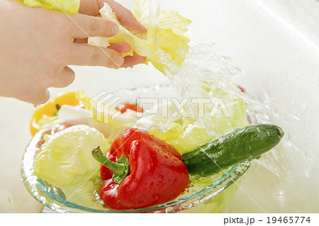 水道で野菜を洗うイメージ 19465774