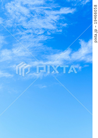 冬の空 白い雲と青い空 背景素材 コピースペース 文字スペース 巻雲 筋雲 すじ雲 冬の空 白い雲と青い空 背景素材 コピースペース 文字スペース 巻雲 筋雲 すじ雲 19466058