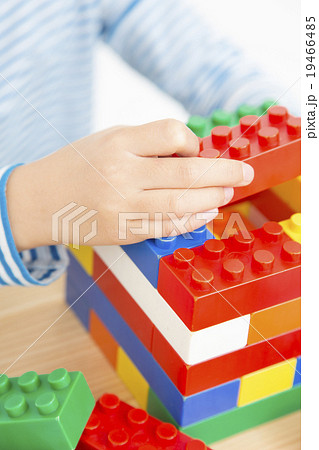 ブロックで遊ぶ子供 ブロック遊び パーツカット ボディパーツ ブロックで遊ぶ子供 ブロック遊び パーツカット ボディパーツ 19466485