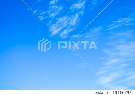 雲片　青い空　巻雲　筋雲　白い雲　すじ雲　冬の空　背景用素材　クラウド　青空　合成用背景 19466792