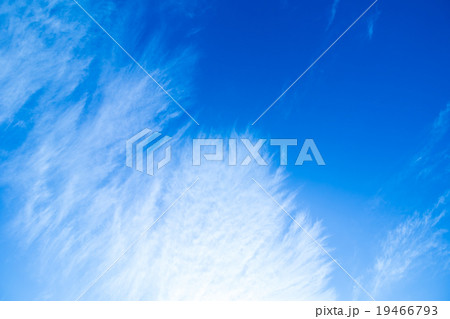 雲片　青い空　巻雲　筋雲　白い雲　すじ雲　冬の空　背景用素材　クラウド　青空　合成用背景 19466793