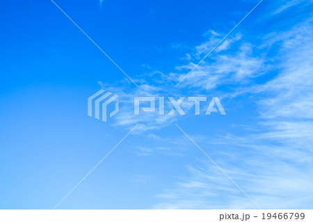 雲片　青い空　巻雲　筋雲　白い雲　すじ雲　冬の空　背景用素材　クラウド　青空　合成用背景 19466799