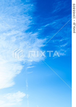 雲片　青い空　巻雲　筋雲　白い雲　すじ雲　冬の空　背景用素材　クラウド　青空　合成用背景 19466809